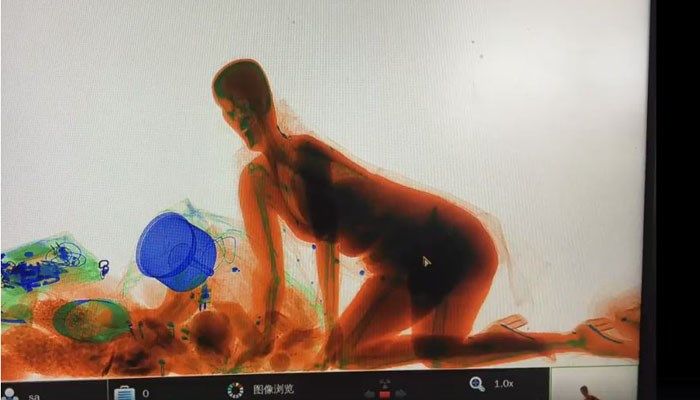 The woman crouched to pass through the X-ray machine. (Source: PearVideo)