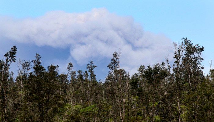 Golfers in Hawaii ignored a massive ash cloud. (Source: Caleb Jones/AP)